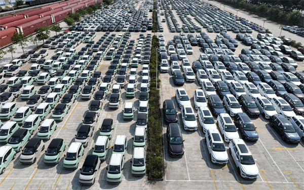 Naujos Kinijos energetinės transporto priemonės pagreitina jų patekimą į Viduriniųjų Rytų rinką, o intelektas ir lokalizacija tampa pagrindiniais veiksniais.