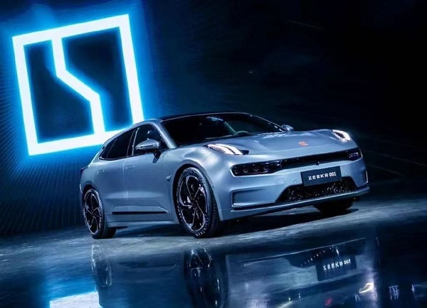 Nuo CES debiuto iki pergalės dykumoje: Zeekras audra užkariauja Artimuosius Rytus